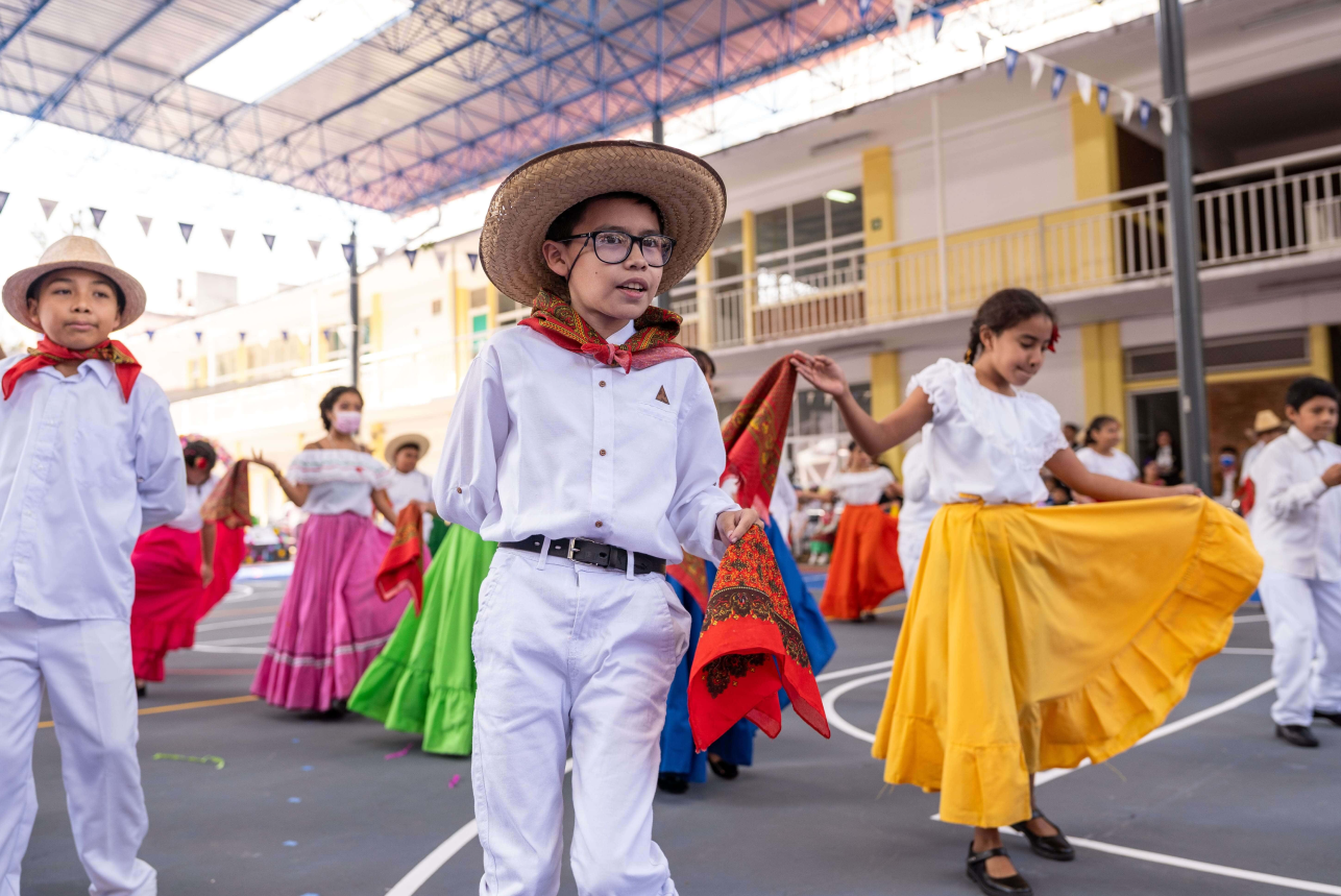 Primera piedra del hábitat educativo de Iztapalapa